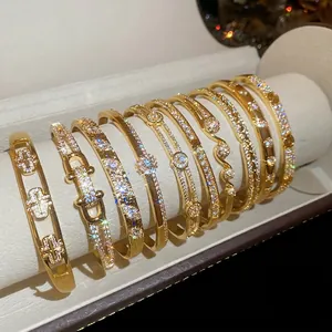 Ensemble de bracelets géométriques dorés avec pierres en zircone et fermoir à cliquet