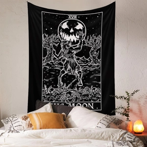 Detailansicht des Der Mond Tarot-Wandteppichs an einer Schlafzimmerwand mit Ambient-Licht
