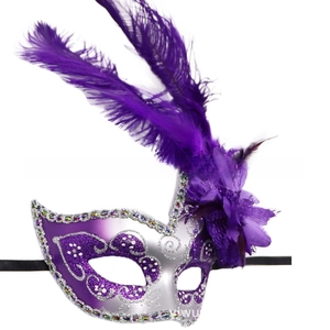 Dettaglio della maschera da ballo viola con motivi glitterati e lunghe piume