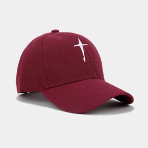 Détail de la casquette bordeaux avec broderie étoile blanche sur tissu en sergé de coton