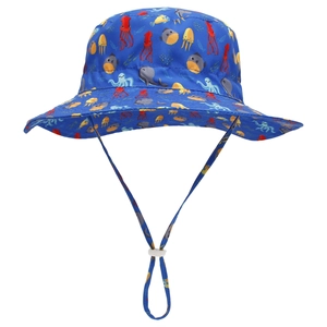 Dettaglio cappello alla pescatora blu per bambini con stampe marine e laccio regolabile