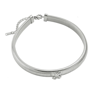 Détail d'un collier ras du cou en acier argenté avec pendentif nœud et maille serpent