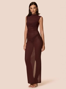 Abito lungo aderente in mesh bordeaux trasparente con collo alto e senza maniche
