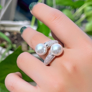 Détail d'une bague ouverte à double perle minimaliste avec accents de zircone cubique