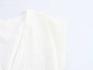 Nahaufnahme der eleganten Schulterpartie mit floraler Spitze und Jacquard-Gewebe