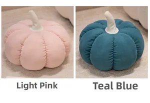 Détails de la texture du tissu en velours côtelé rose clair et bleu sarcelle des coussins citrouille
