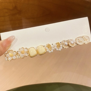 Dettaglio del set di orecchini vintage con fiori e perle in sei design eleganti
