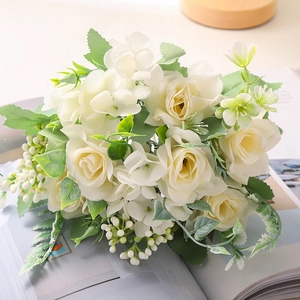 Ramo de rosas blancas y hortensias artificiales con follaje verde decorativo