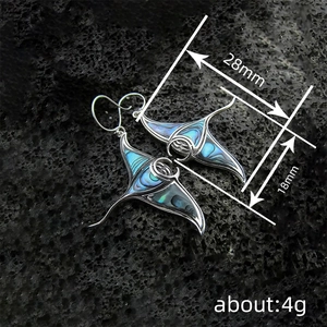 Eleganti orecchini a forma di manta in argento con inserto in abalone su pietra nera