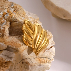 Macro della spilla a foglia d'oro su base in pietra naturale con finitura lucida
