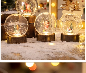 Vue détaillée de boules à neige de Noël LED avec scènes festives et bases en bois