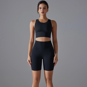 Dettaglio del set fitness nero senza cuciture con vita alta e tessuto ad asciugatura rapida