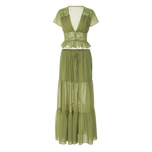 Détail de l'ensemble vert avec haut en dentelle et jupe longue en mousseline étagée