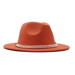 Détail d'un chapeau en feutre orange avec une double cordelette blanche et boucle en métal