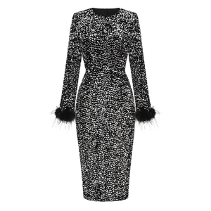Robe moulante à paillettes noires avec d'élégantes bordures en plumes d'autruche aux poignets