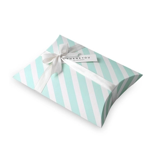 Boîte cadeau rayée vert menthe avec un ruban de satin blanc et étiquette de merci
