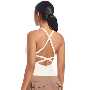 Détail d'un soutien-gorge de sport crème avec fines bretelles croisées dans le dos