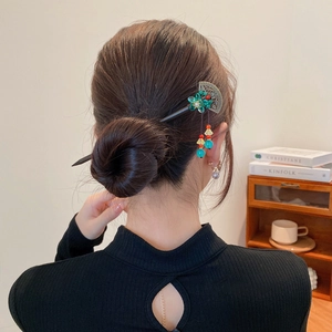 Épingle à cheveux vintage en bois avec éventail en bronze et pompons de fleurs