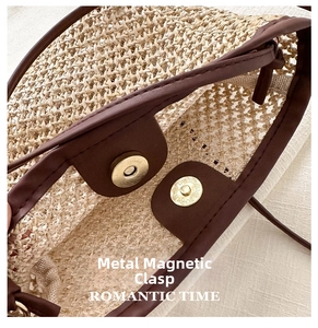 Dettaglio della fibbia magnetica in metallo su una borsa a secchiello in paglia intrecciata