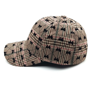 Dettaglio del cappello a quadri con ricamo a forma di fiocco nero di alta qualità