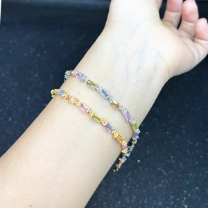 Primo piano di bracciali in zirconia arcobaleno placcati in oro e argento