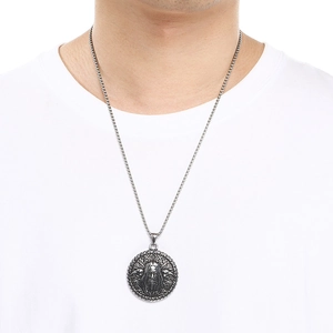 Vue détaillée de la gravure nordique d'Odin et du corbeau sur un pendentif viking argenté