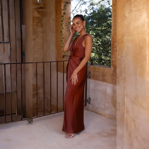 Vue détaillée de la robe de soirée en satin rouge brique avec col en V et plis à la taille