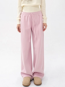Détail du pantalon large en coton rose avec cordon de serrage et maille minimaliste