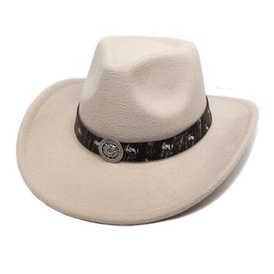 Détail d'un chapeau de cowboy en laine beige avec ruban noir et emblème de tête de lion