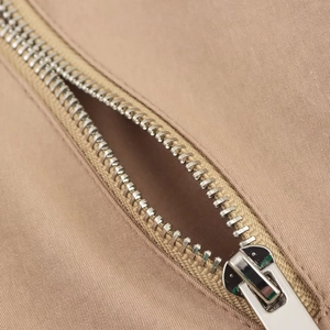 Pantaloncini a palloncino kaki da donna con cerniera in metallo e tessuto in twill