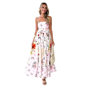 Rückenfreies Maxikleid mit Blumenmuster, hoher Taille und Trägern auf weißem Hintergrund