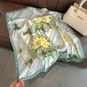 Detailansicht Seidenschal mit Lotus-Print auf blau-weiß gestreiftem Hintergrund