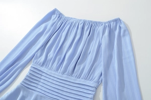 Détail de la robe bleu clair à épaules dénudées avec buste froncé et tissu en mousseline