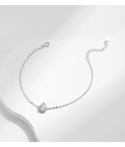 Vue macro d'un bracelet en argent S925 avec zircon en forme de goutte d'eau sur fond blanc