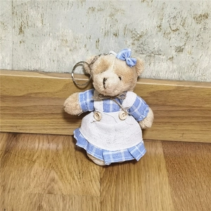 Dettaglio portachiavi orsetto di peluche in abito a quadri blu con anello metallico