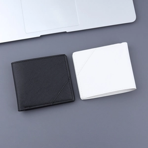 Minimalistisches Herren-Portemonnaie-Set aus Saffiano-Leder in Schwarz und Weiß flach