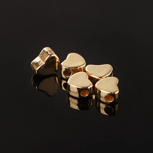 Cinque perline metalliche dorate a forma di cuore con finitura lucida per gioielli DIY