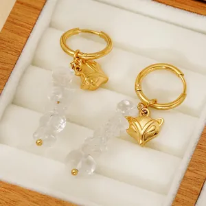 Créoles dorées avec pendentifs renard et perles en pierre naturelle sur velours