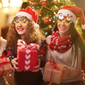 Enfant portant des lunettes de Noël festives avec motifs Père Noël et renne de fête