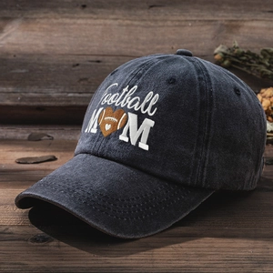 Détail de la broderie Football MOM sur une casquette vintage en coton gris lavé