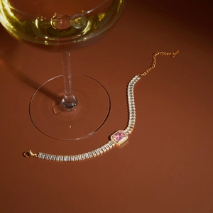 Bracelet tennis luxueux en acier doré avec zircon rose et fermoir mousqueton robuste