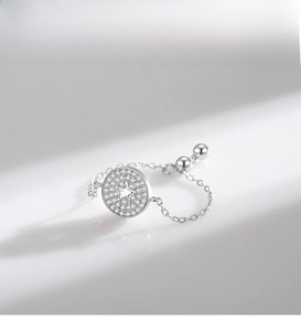 Détail de la bague en argent S925 avec étoile ajourée et diamants étincelants