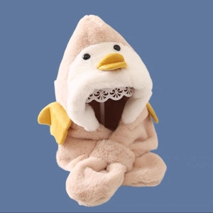 Dettaglio del cappuccio invernale in peluche per neonati con simpatico design a anatra