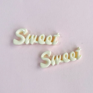 Détail macro de breloques en résine Sweet crème pour barrettes à cheveux DIY