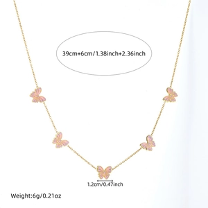 Dettaglio della collana dorata con farfalle in smalto rosa e misure del ciondolo