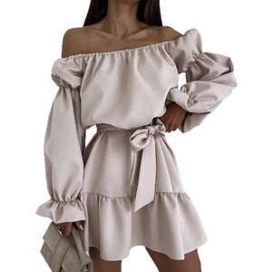Robe chic à épaules dénudées avec manches bouffantes beige et ceinture à la taille