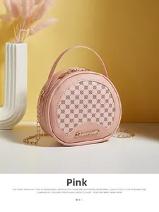 Sac à bandoulière rond rose avec motif floral et détails de bandoulière en chaîne dorée