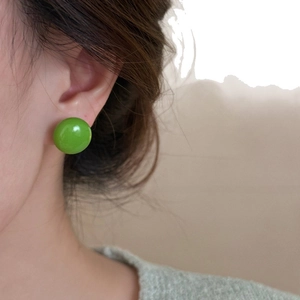 Boucles d'oreilles rondes vert vif sur mannequin pour un style dopamine doux