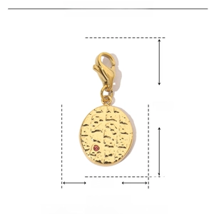 Makroansicht von goldenem Edelstahl-Anhänger mit rotem Strass und Abmessungen