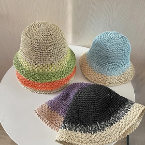 Dettaglio di cappelli di paglia all'uncinetto con vari motivi e colori sfumati